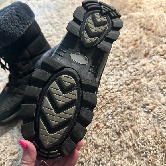 Ladies winter boots nice and warm . Good condition. - Picture 3 of 3